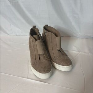 MIA Cristie Wedge Sneaker in Faux Leather – Size 7